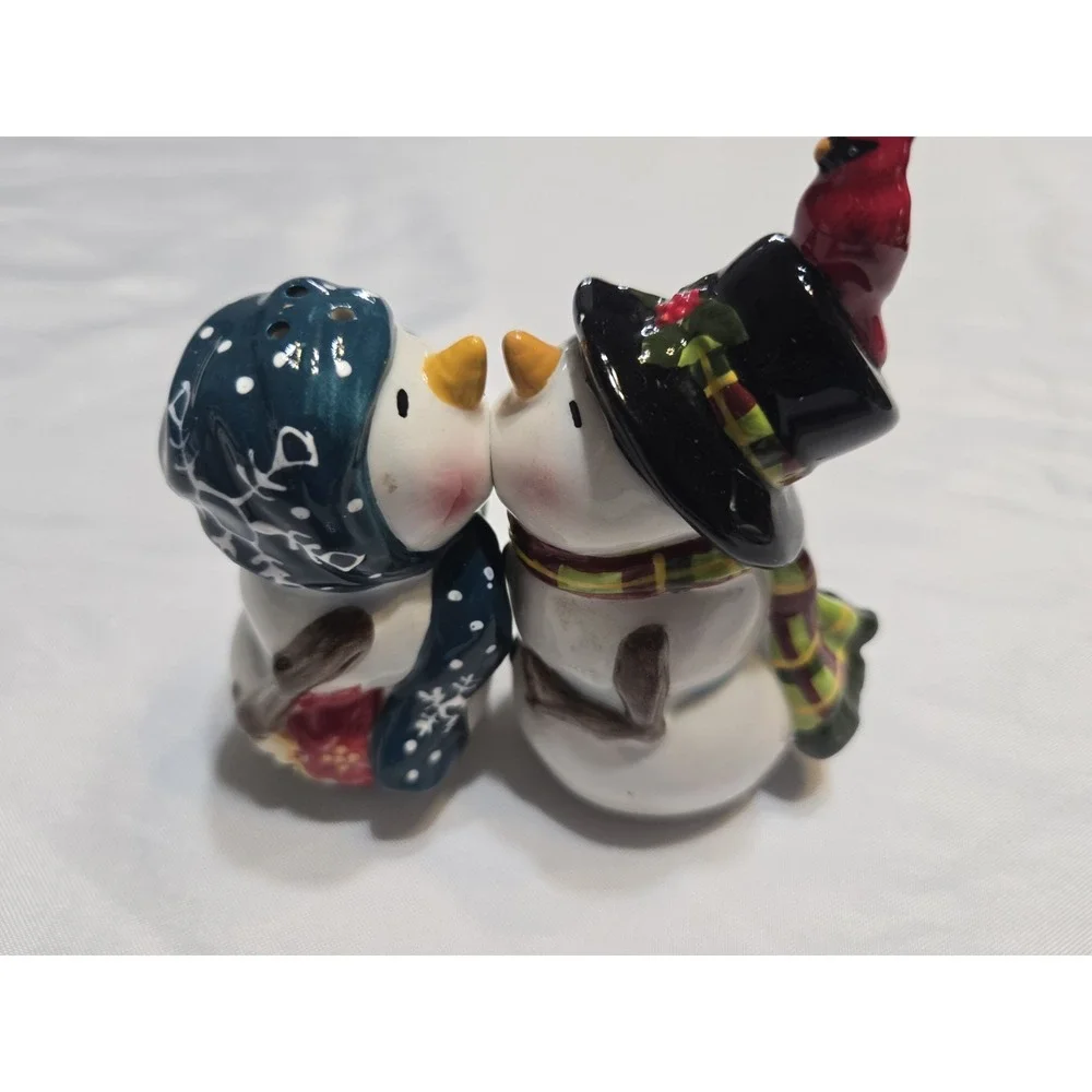 Cracker Barrel Magnetic Kissing Snowmen Winter Holiday Salt & Pepper Shakers